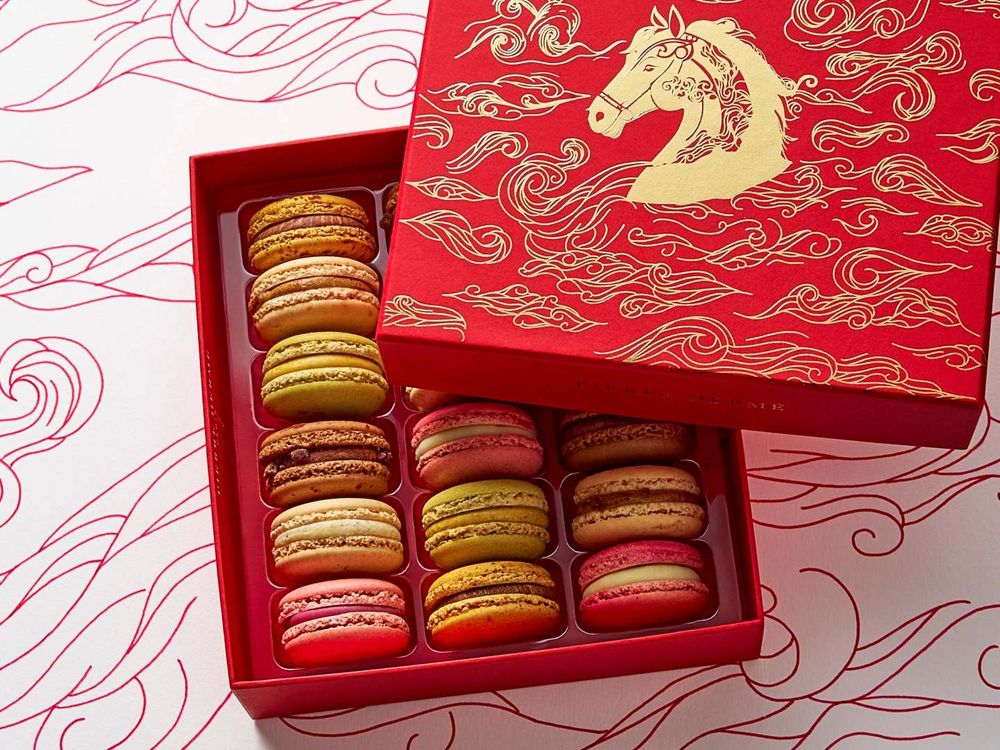 2026新年禮盒就送馬卡龍！PIERRE HERMÉ迪士尼聯名禮盒美翻、滿額再送超可愛動物方城市紅包袋！-10