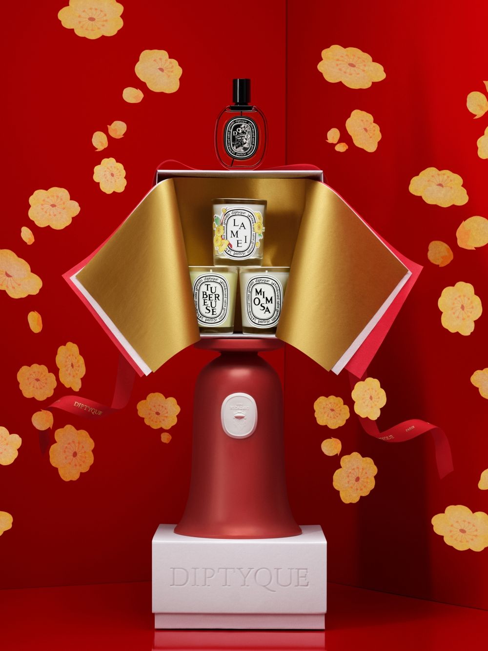 2026新年香氛推薦！DIPTYQUE首款春節限定蠟燭「臘梅Lamei」蜂蜜木質香＋清甜花香，消費就送限量紅包袋！-6
