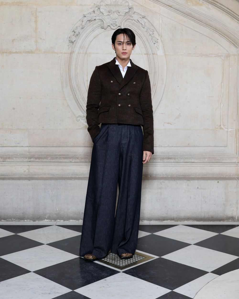 Stray Kids鉉辰首次現身Dior大秀！「狼尾髮+毛呢外套」根本王子出巡、外媒都暴動了！-2