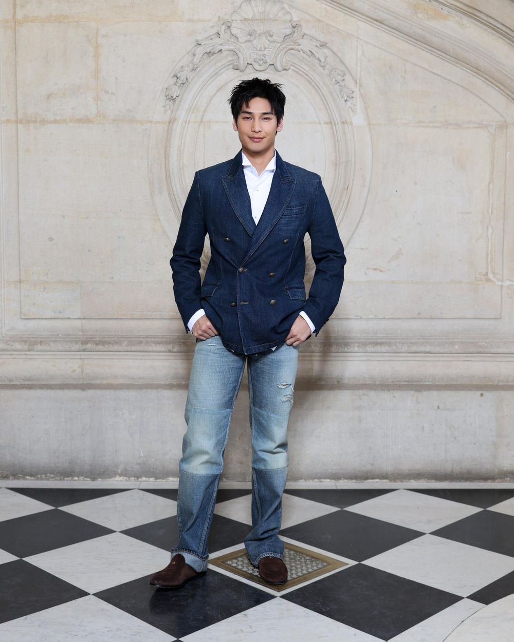 Stray Kids鉉辰首次現身Dior大秀！「狼尾髮+毛呢外套」根本王子出巡、外媒都暴動了！-3