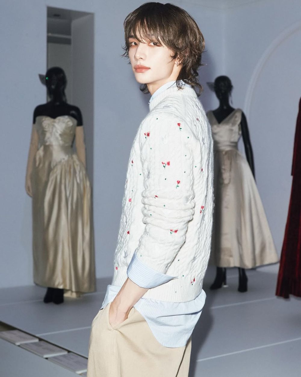 想原地結婚！Stray Kids鉉辰時裝週「三套Dior穿搭」回顧！王子傲氣全開、美到不像真人！-8