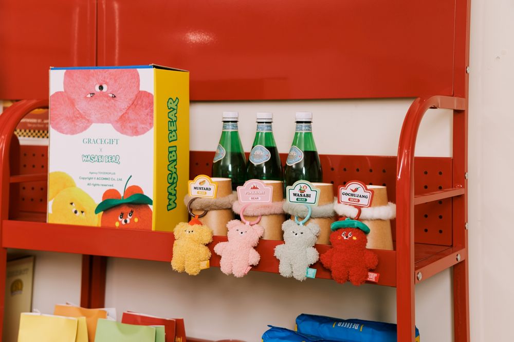 Grace Gift太會聯名！冬裝版Wasabi Bear芥末熊盲盒逼人整箱買！大學T、帆布袋也要一起抱回家！-2