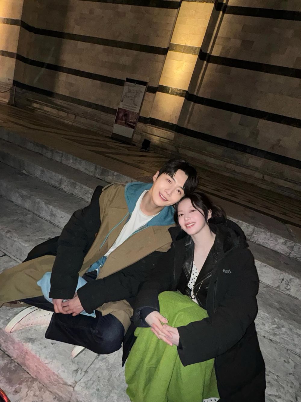 又被抓到有同款！《愛情怎麼翻譯？》金宣虎＆高允貞疑戴香奈兒情侶戒指，吊飾、包包、帽子多達7樣同款單品被挖出！-10