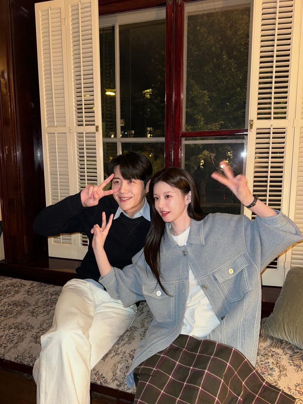 又被抓到有同款！《愛情怎麼翻譯？》金宣虎＆高允貞疑戴香奈兒情侶戒指，吊飾、包包、帽子多達7樣同款單品被挖出！-14