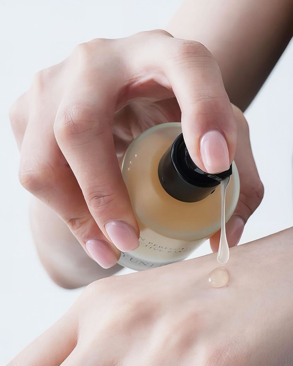 2026韓系底妝趨勢公開！妝容服貼必入手五款「黏性」妝前乳，VDL、espoir、CLIO，一抹把底妝牢牢固定在臉上！-10