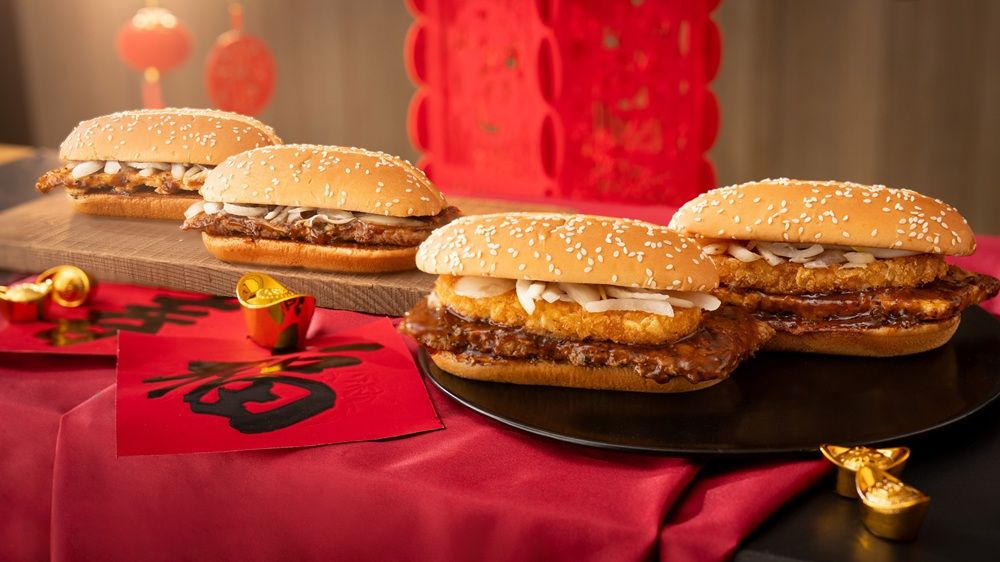 2026過年必吃麥當勞「金迎招財薯來堡」回來了！超綿密紅豆派、馬年變裝奶昔大哥公仔同步開賣！-3