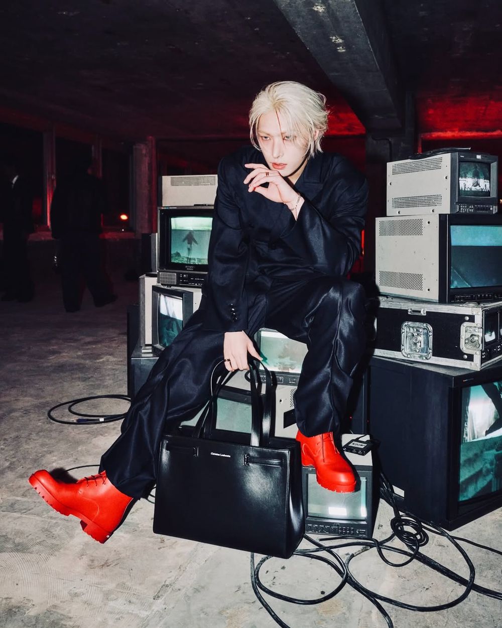 ATEEZ旼琦帥出新高度！驚喜亮相Christian Louboutin大秀、紅底皮靴氣場全開！-4