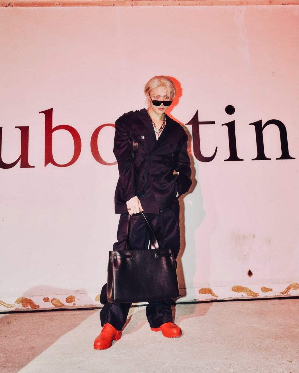 ATEEZ旼琦帥出新高度！驚喜亮相Christian Louboutin大秀、紅底皮靴氣場全開！-6