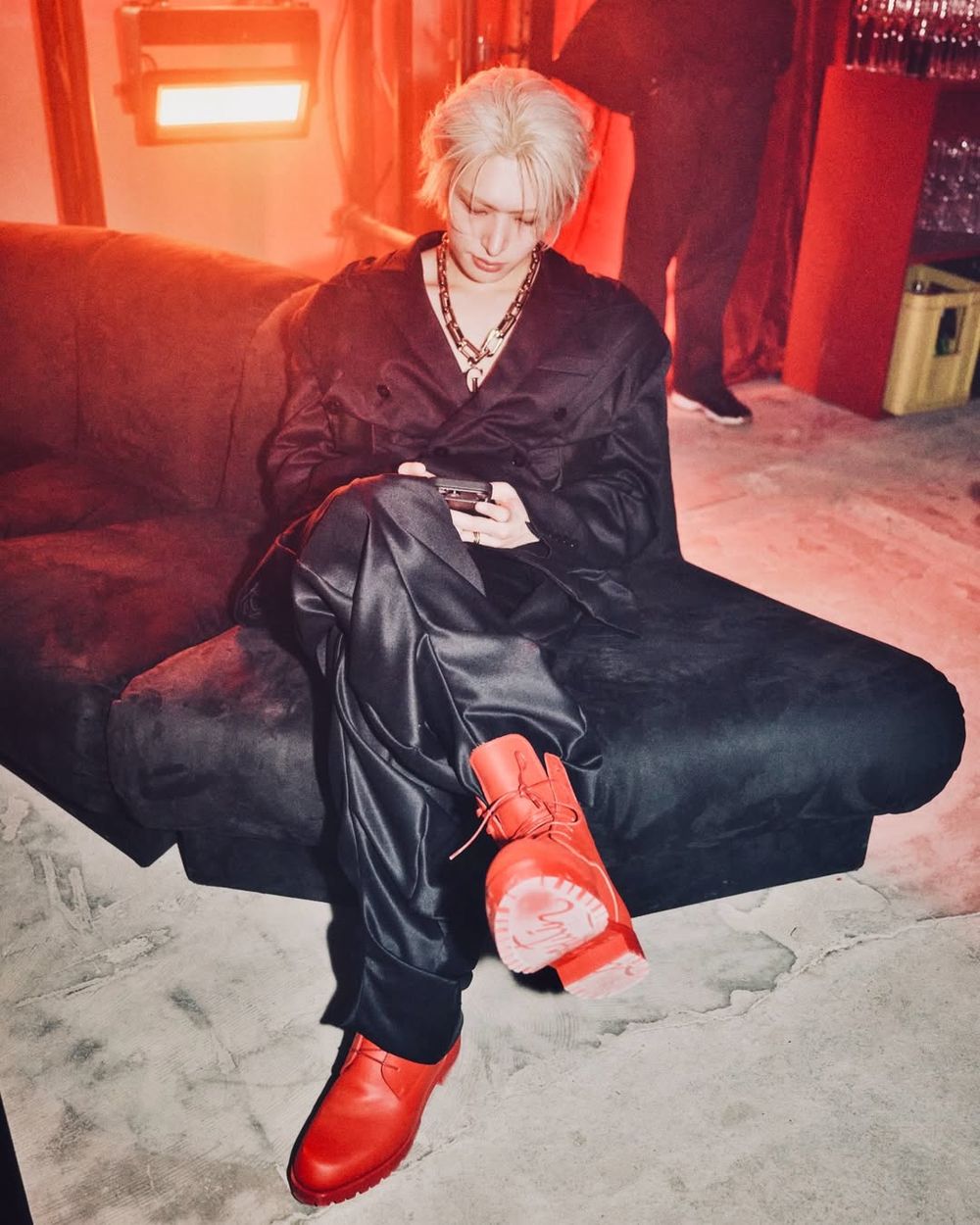 ATEEZ旼琦帥出新高度！驚喜亮相Christian Louboutin大秀、紅底皮靴氣場全開！-7