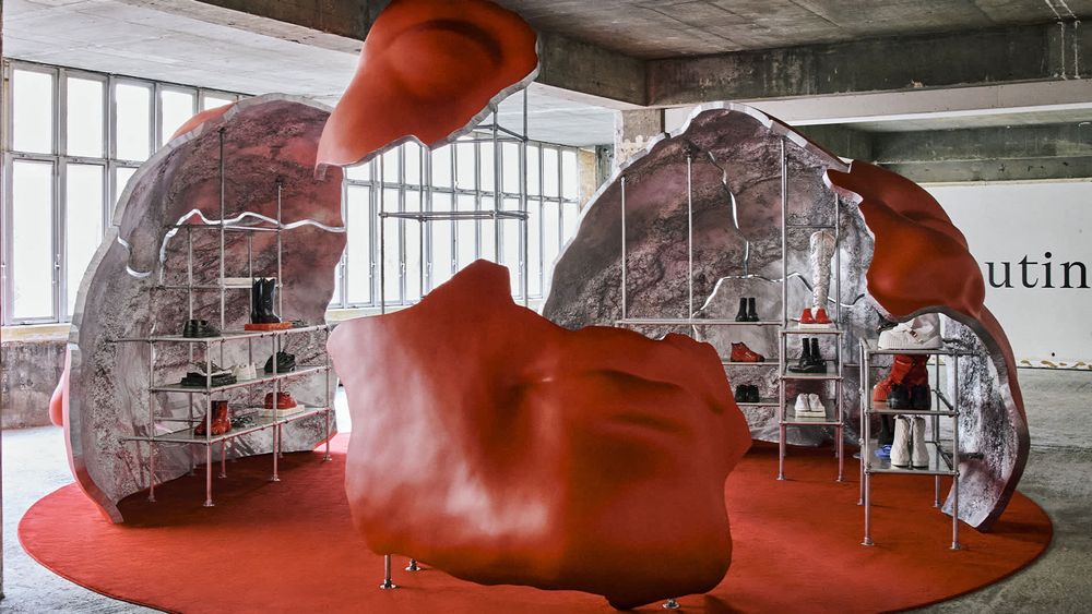 ATEEZ旼琦帥出新高度！驚喜亮相Christian Louboutin大秀、紅底皮靴氣場全開！-15