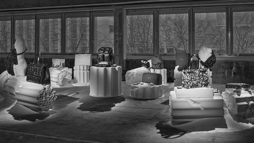 ATEEZ旼琦帥出新高度！驚喜亮相Christian Louboutin大秀、紅底皮靴氣場全開！-13