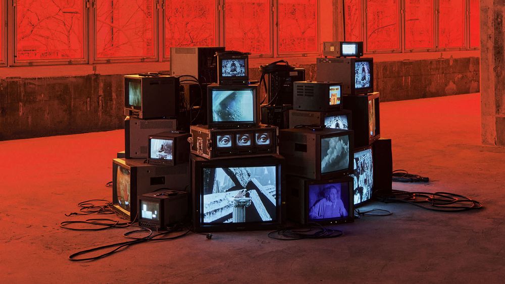 ATEEZ旼琦帥出新高度！驚喜亮相Christian Louboutin大秀、紅底皮靴氣場全開！-16