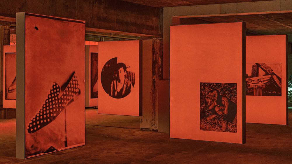 ATEEZ旼琦帥出新高度！驚喜亮相Christian Louboutin大秀、紅底皮靴氣場全開！-12