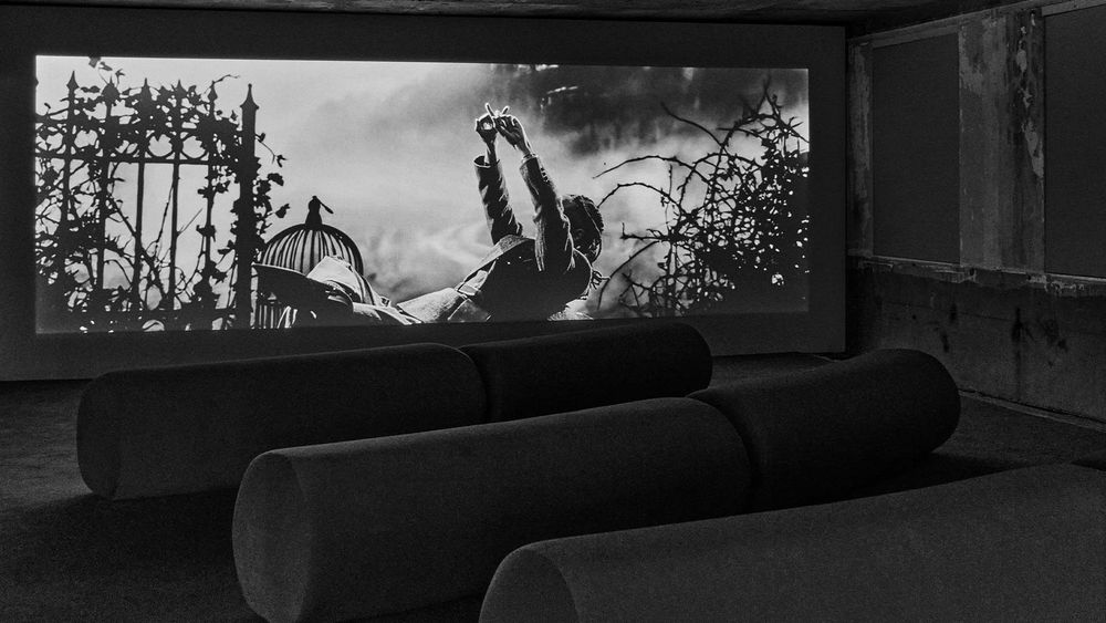 ATEEZ旼琦帥出新高度！驚喜亮相Christian Louboutin大秀、紅底皮靴氣場全開！-14