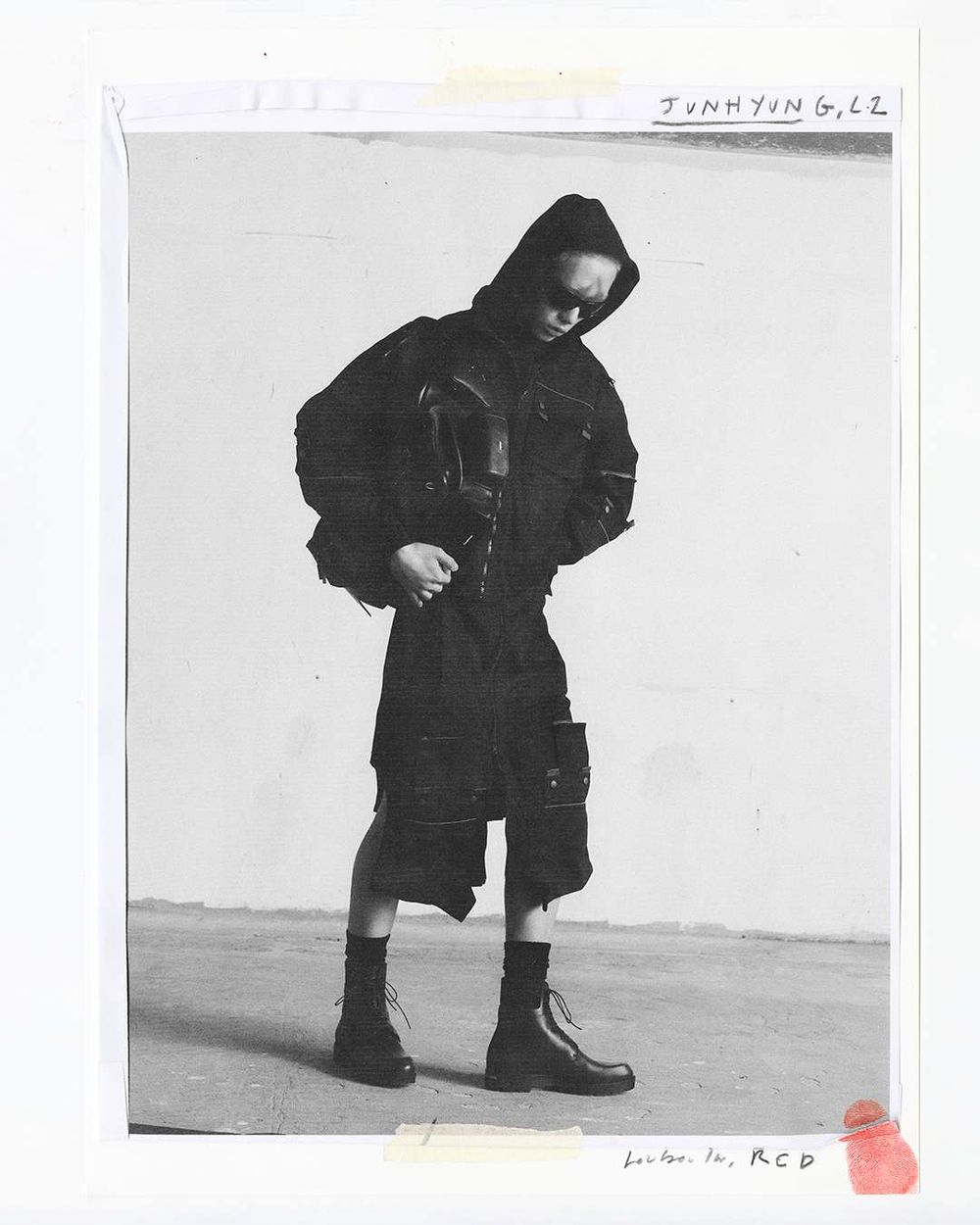 ATEEZ旼琦帥出新高度！驚喜亮相Christian Louboutin大秀、紅底皮靴氣場全開！-17