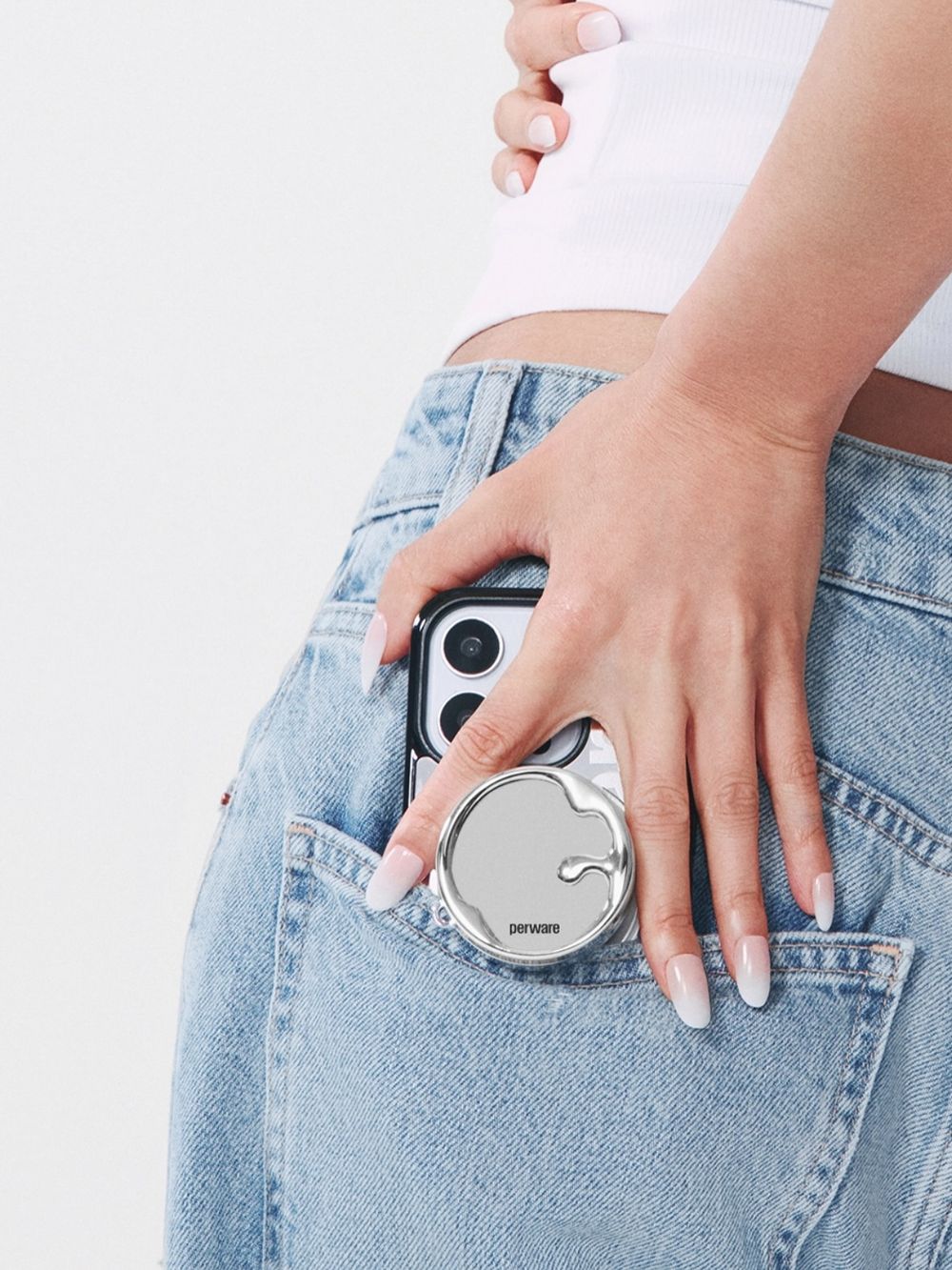 韓女人手一支「手機支架唇頰霜」！補妝鏡＋唇彩＋時尚配件三合一，一貼、二滑、三輕拍，原地化身時髦精！-2