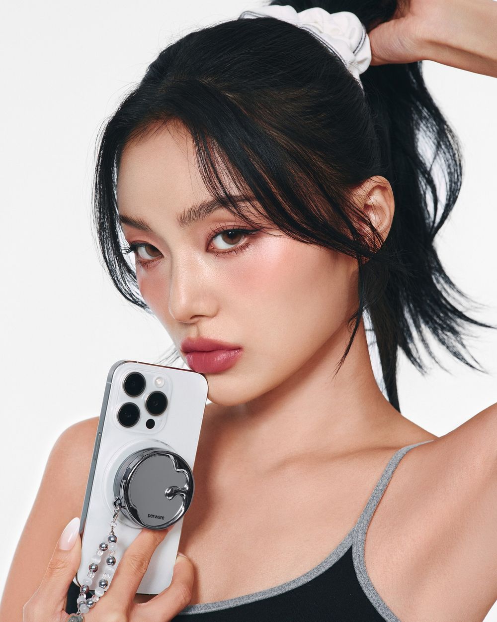 韓女人手一支「手機支架唇頰霜」！補妝鏡＋唇彩＋時尚配件三合一，一貼、二滑、三輕拍，原地化身時髦精！-4