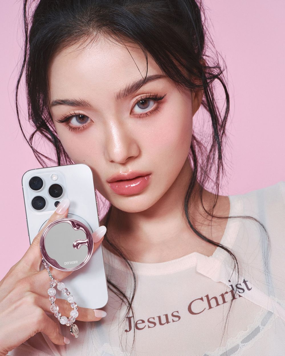 韓女人手一支「手機支架唇頰霜」！補妝鏡＋唇彩＋時尚配件三合一，一貼、二滑、三輕拍，原地化身時髦精！-6