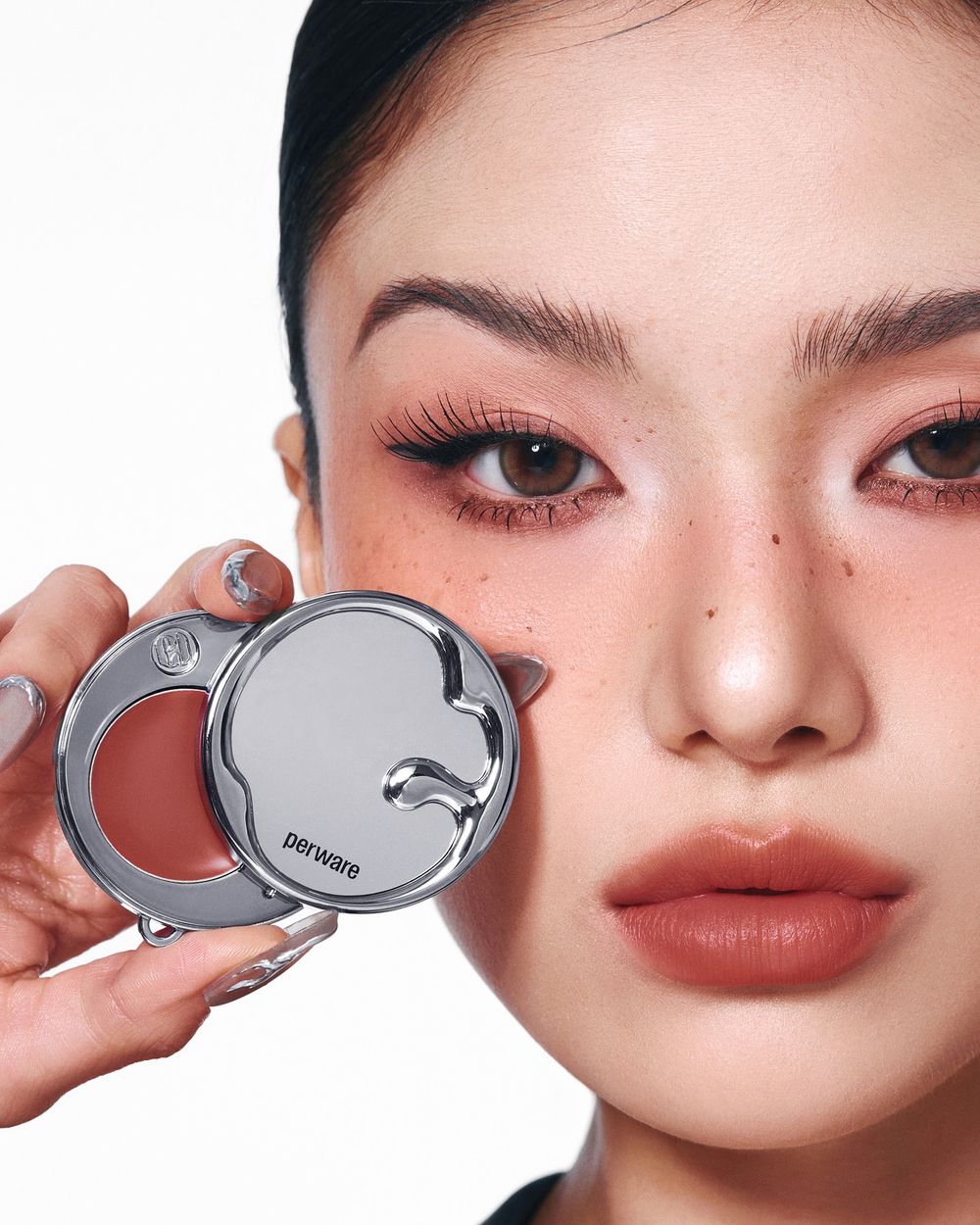 韓女人手一支「手機支架唇頰霜」！補妝鏡＋唇彩＋時尚配件三合一，一貼、二滑、三輕拍，原地化身時髦精！-7