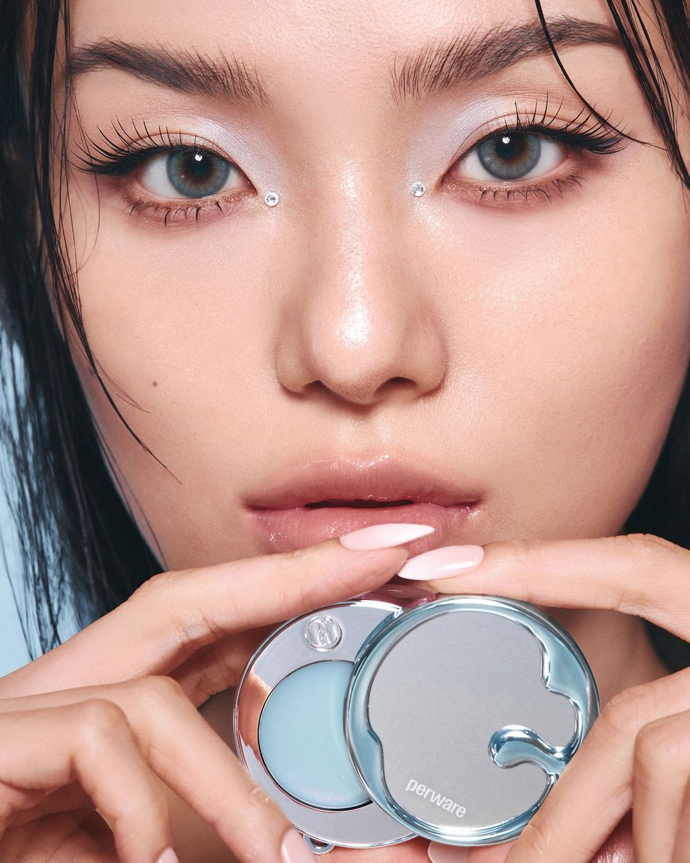 韓女人手一支「手機支架唇頰霜」！補妝鏡＋唇彩＋時尚配件三合一，一貼、二滑、三輕拍，原地化身時髦精！-8