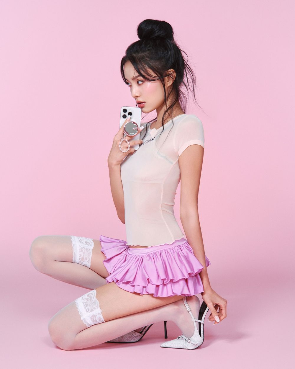 韓女人手一支「手機支架唇頰霜」！補妝鏡＋唇彩＋時尚配件三合一，一貼、二滑、三輕拍，原地化身時髦精！-17