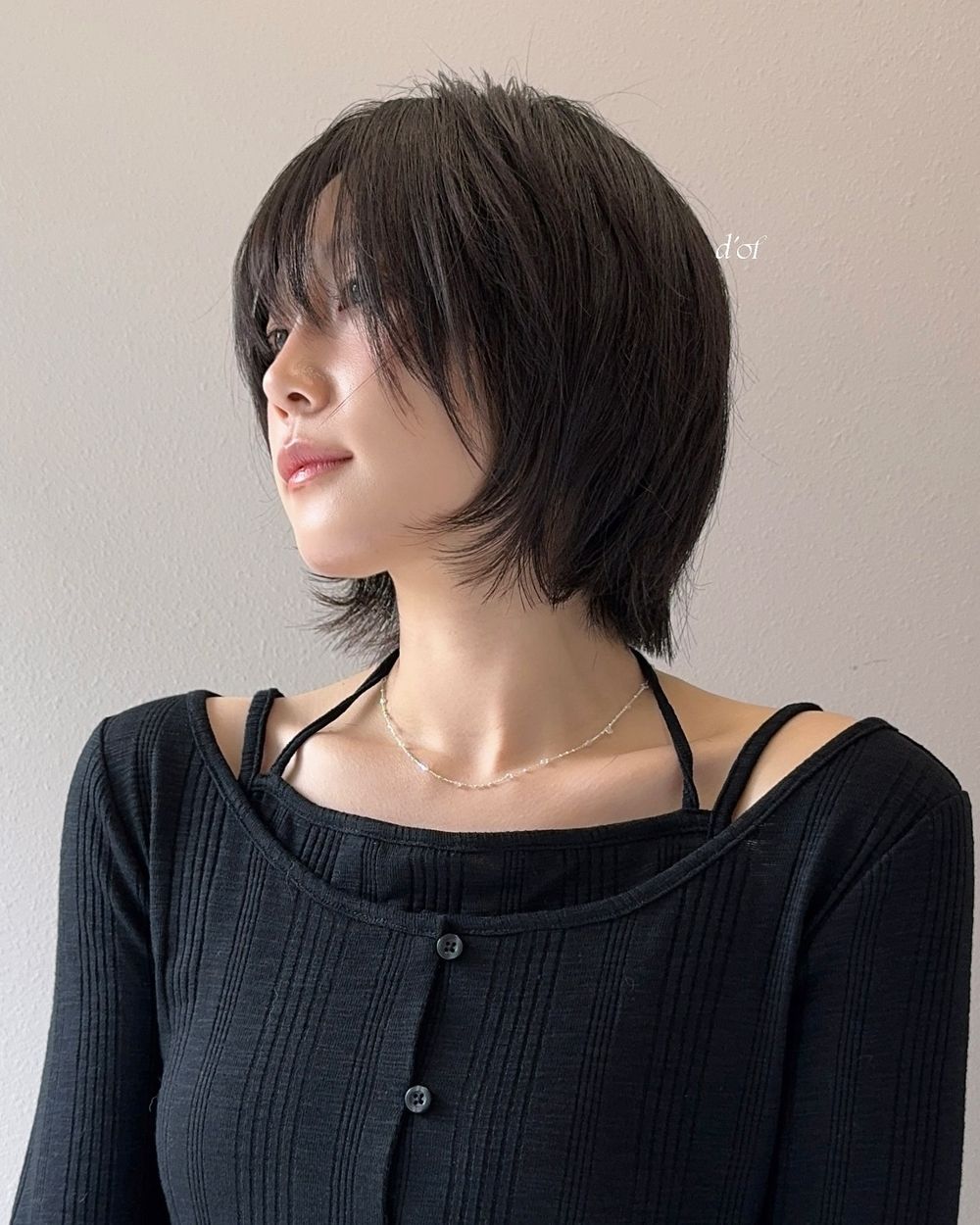 2026剪髮趨勢分析！溫柔C型層次剪、率性流蘇剪短髮、顯瘦高層次赫西剪...，風靡全球「法式瀏海」復古回歸！-13