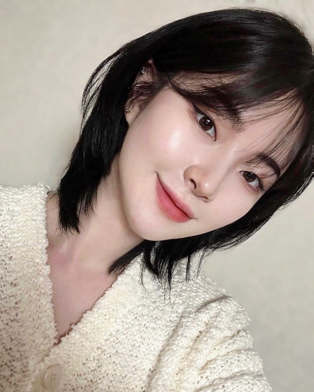 2026剪髮趨勢分析！溫柔C型層次剪、率性流蘇剪短髮、顯瘦高層次赫西剪...，風靡全球「法式瀏海」復古回歸！-12