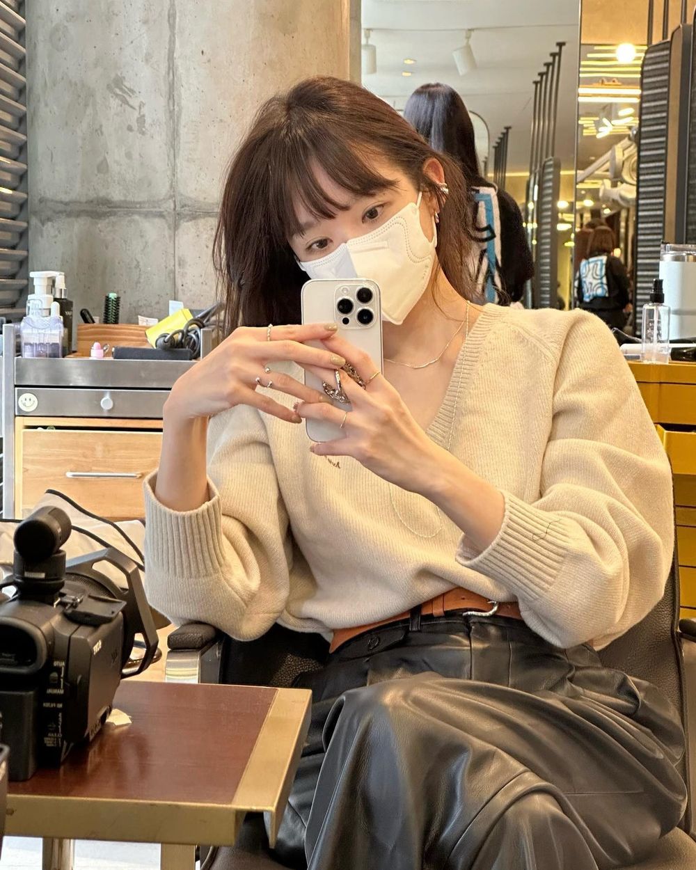 2026剪髮趨勢分析！溫柔C型層次剪、率性流蘇剪短髮、顯瘦高層次赫西剪...，風靡全球「法式瀏海」復古回歸！-14