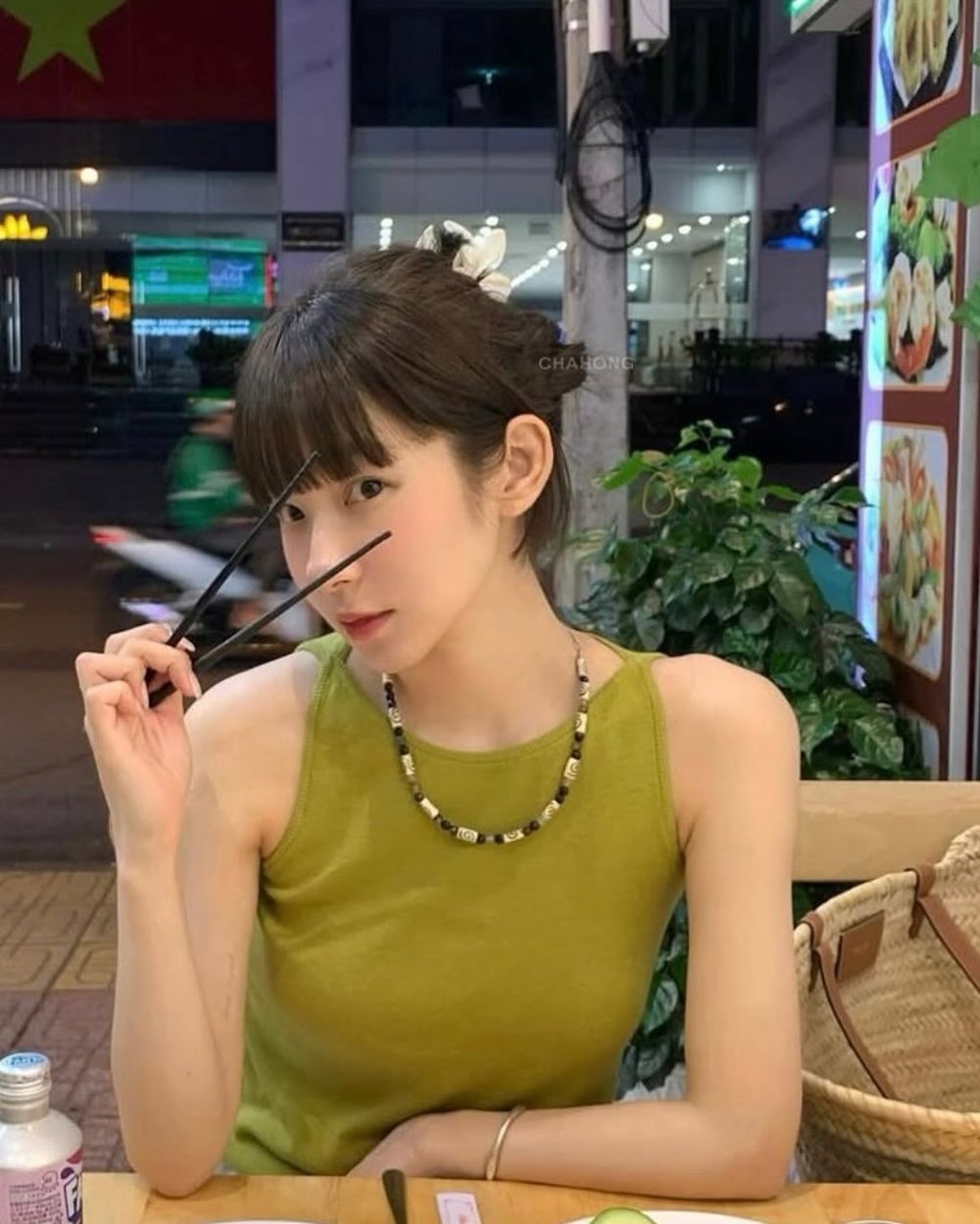 2026剪髮趨勢分析！溫柔C型層次剪、率性流蘇剪短髮、顯瘦高層次赫西剪...，風靡全球「法式瀏海」復古回歸！-16