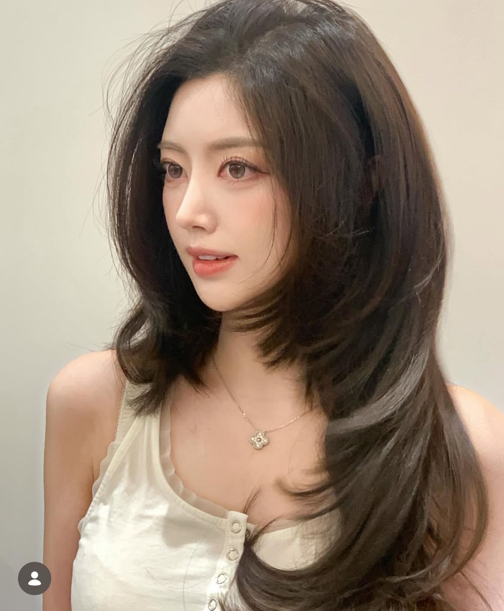 2026剪髮趨勢分析！溫柔C型層次剪、率性流蘇剪短髮、顯瘦高層次赫西剪...，風靡全球「法式瀏海」復古回歸！-2