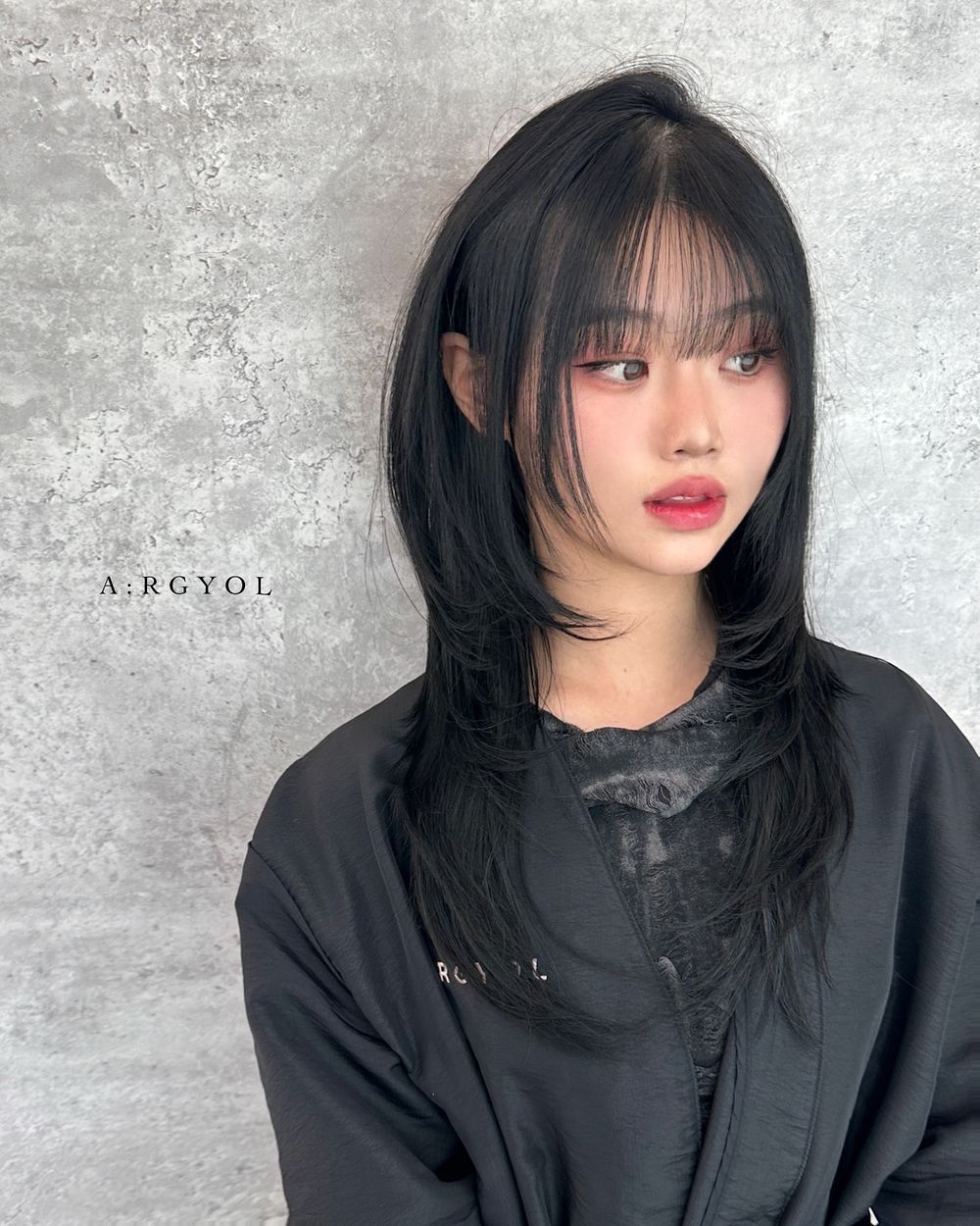 2026剪髮趨勢分析！溫柔C型層次剪、率性流蘇剪短髮、顯瘦高層次赫西剪...，風靡全球「法式瀏海」復古回歸！-6