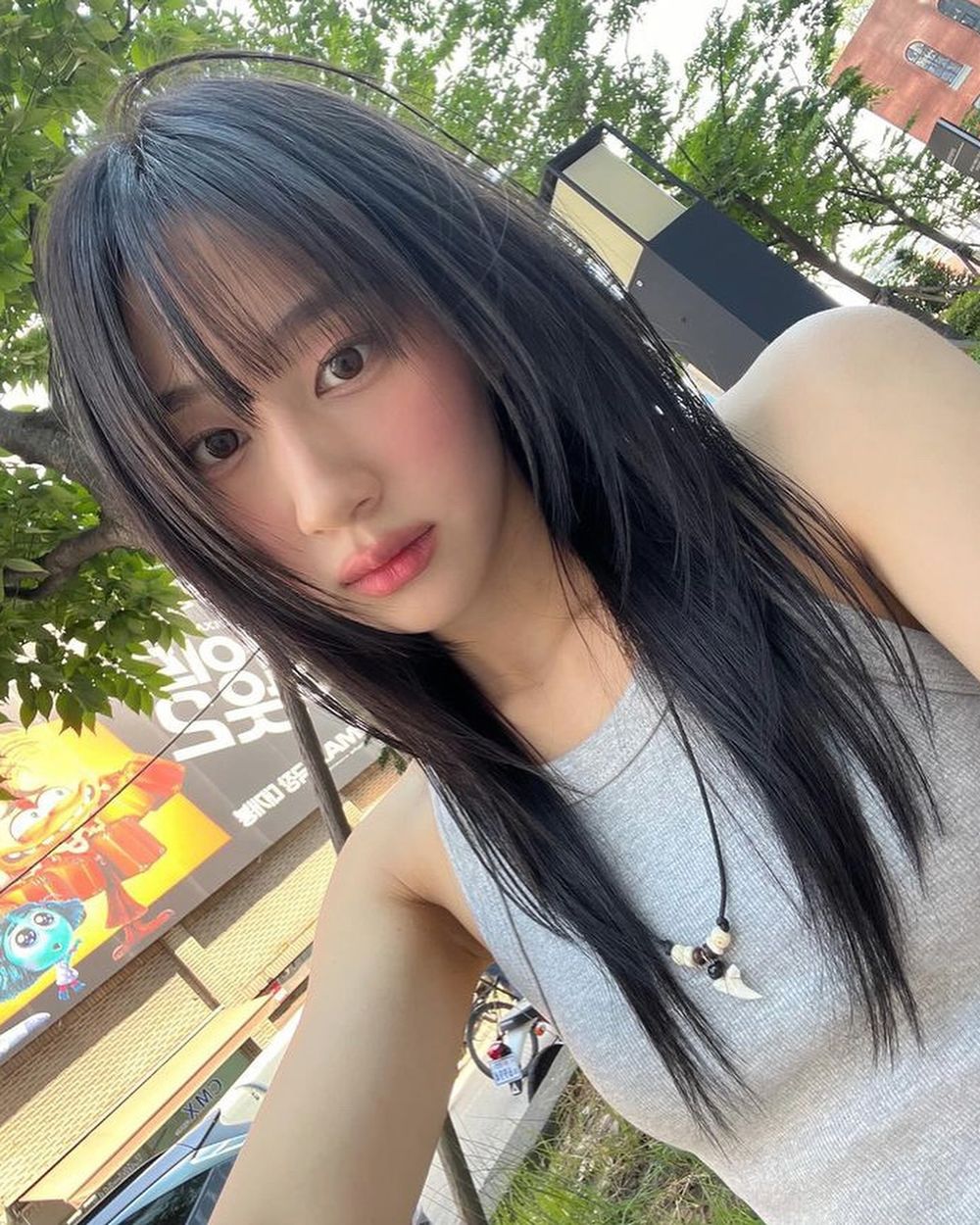 2026剪髮趨勢分析！溫柔C型層次剪、率性流蘇剪短髮、顯瘦高層次赫西剪...，風靡全球「法式瀏海」復古回歸！-5