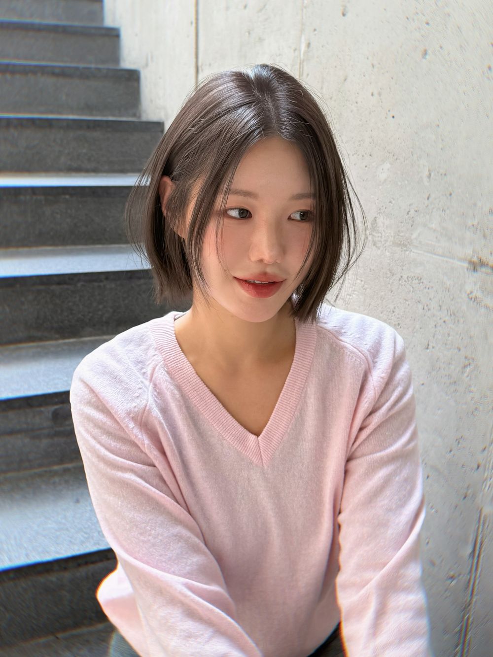 2026剪髮趨勢分析！溫柔C型層次剪、率性流蘇剪短髮、顯瘦高層次赫西剪...，風靡全球「法式瀏海」復古回歸！-8