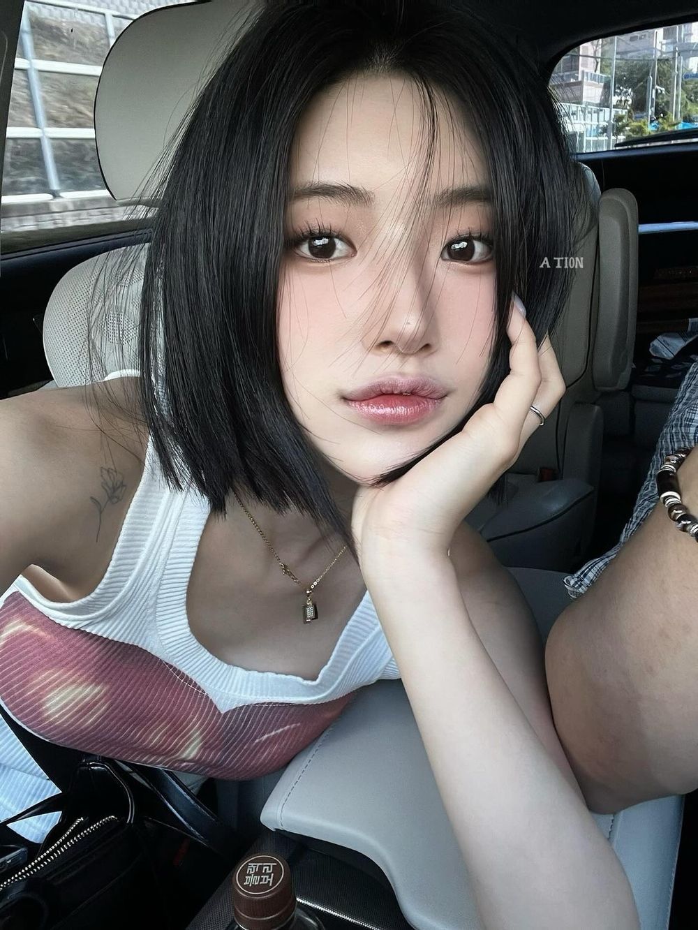 2026剪髮趨勢分析！溫柔C型層次剪、率性流蘇剪短髮、顯瘦高層次赫西剪...，風靡全球「法式瀏海」復古回歸！-10