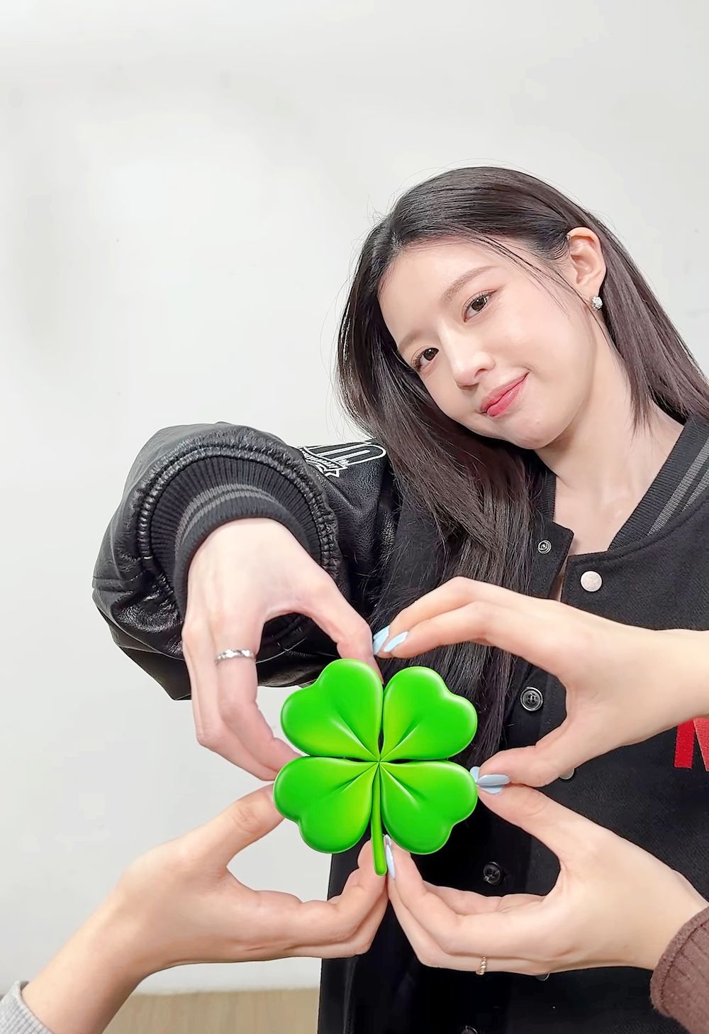 2026最新拍照姿勢來了！《愛情怎麼翻譯？》金宣虎&高允貞甜蜜示範！4招「幸運草手勢」狂灑好運-3