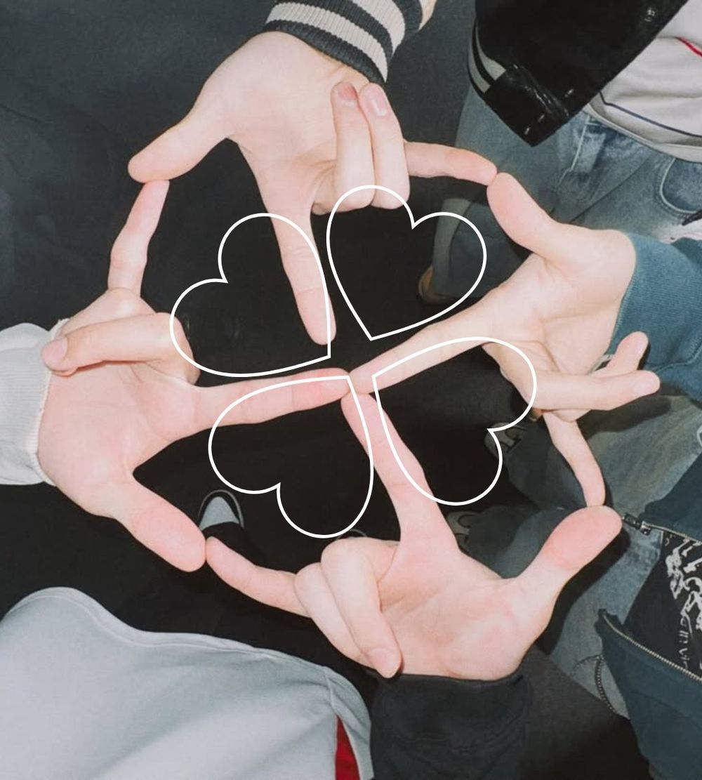 2026最新拍照姿勢來了！《愛情怎麼翻譯？》金宣虎&高允貞甜蜜示範！4招「幸運草手勢」狂灑好運-5