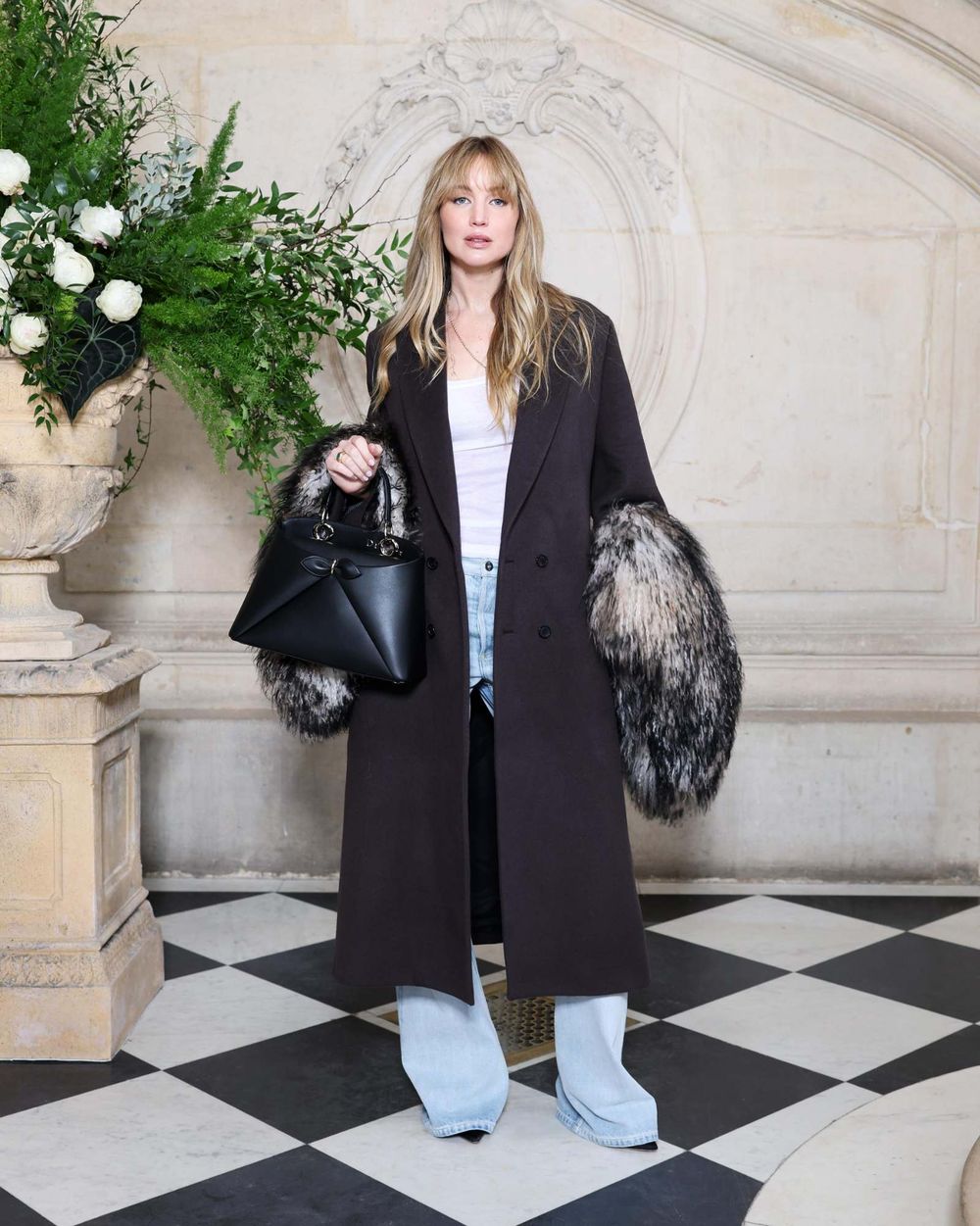 妮真美！台灣之光陳庭妮亮相Dior高訂秀！「格紋上衣＋黑短裙」大秀逆天長腿、狀態好到發光！-4