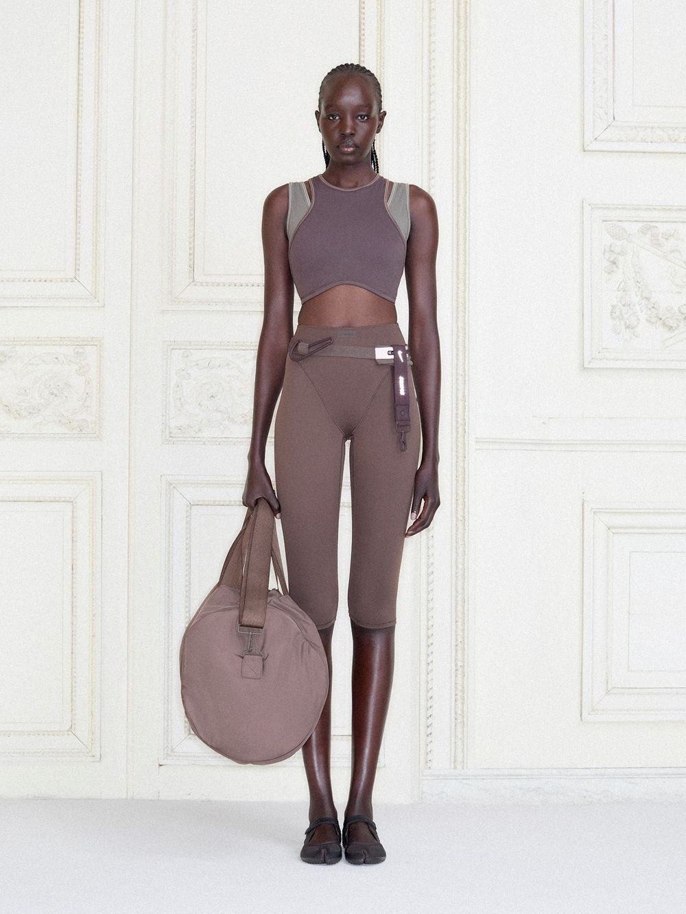 這天開賣！Lisa代言後首支廣告來了！Nike X Skims聯名「芭蕾舞造型」腳上分趾鞋被問爆！-6