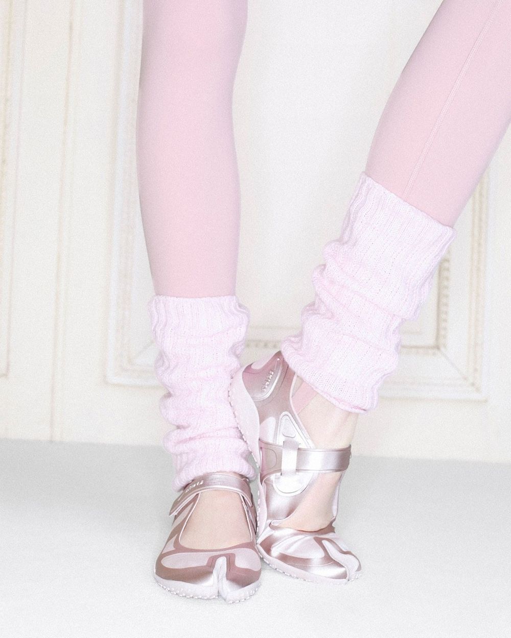 這天開賣！Lisa代言後首支廣告來了！Nike X Skims聯名「芭蕾舞造型」腳上分趾鞋被問爆！-11