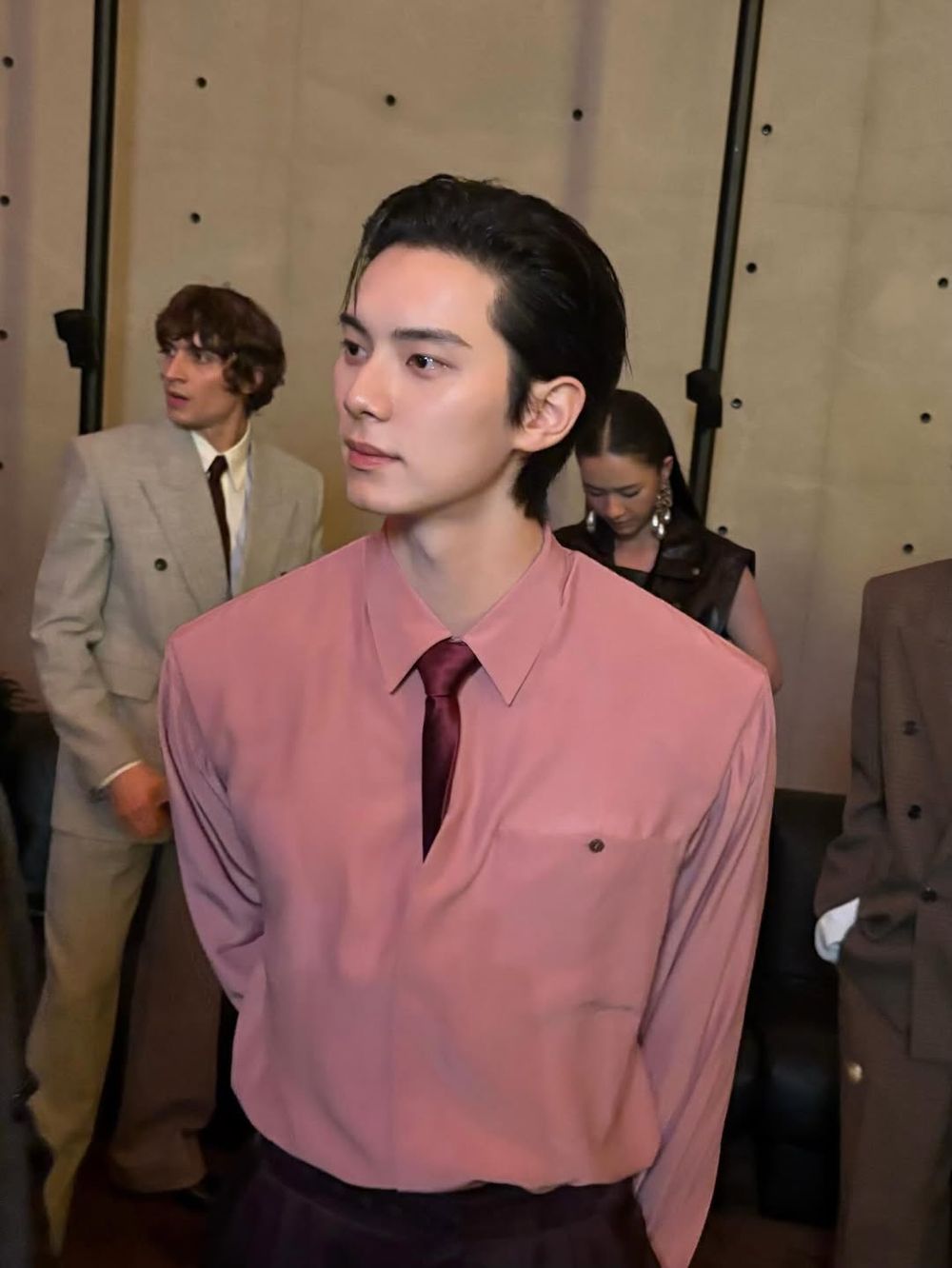 全場都在看他們！YSL男裝秀直接變男神大會！《暴君的廚師》李彩玟、NCT Ten帥暈！-6