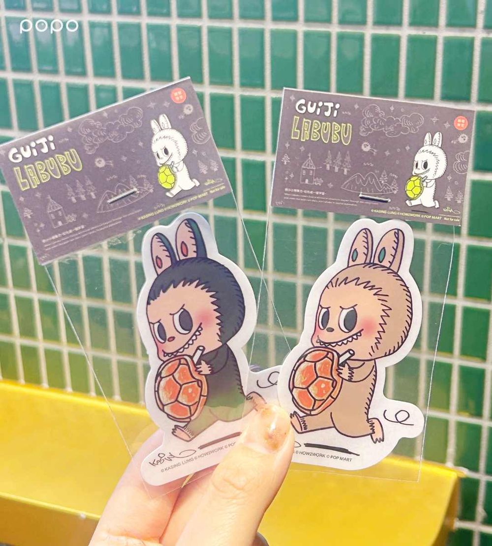 龜記跟泡泡瑪特LABUBU聯名了！抱龜殼LABUBU外帶杯、貼紙萌翻必收藏，還有限定公仔要買！-3