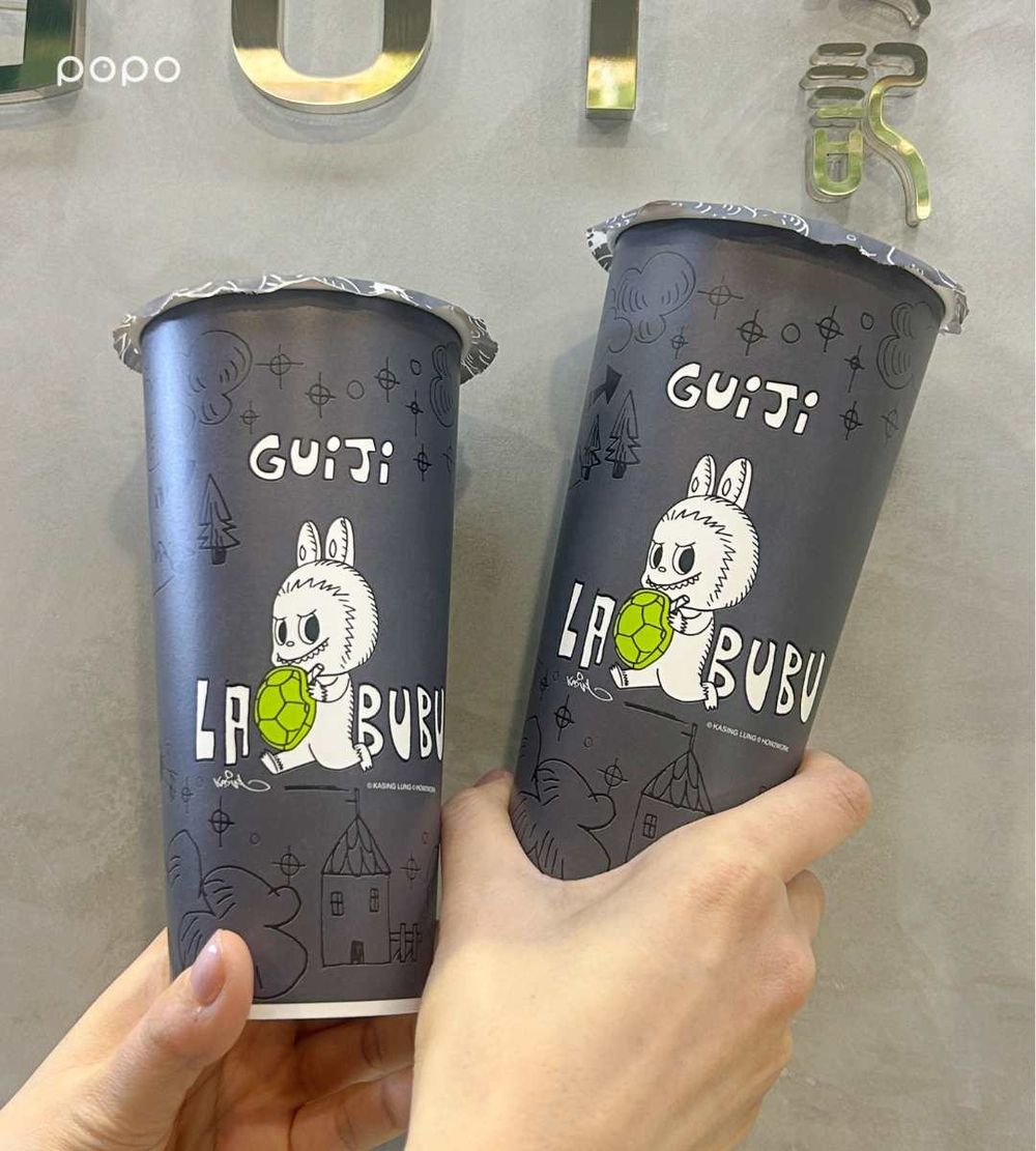 龜記跟泡泡瑪特LABUBU聯名了！抱龜殼LABUBU外帶杯、貼紙萌翻必收藏，還有限定公仔要買！-2