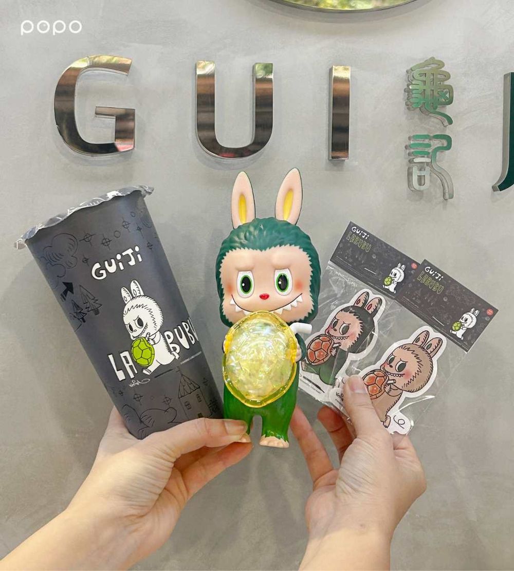 龜記跟泡泡瑪特LABUBU聯名了！抱龜殼LABUBU外帶杯、貼紙萌翻必收藏，還有限定公仔要買！-9