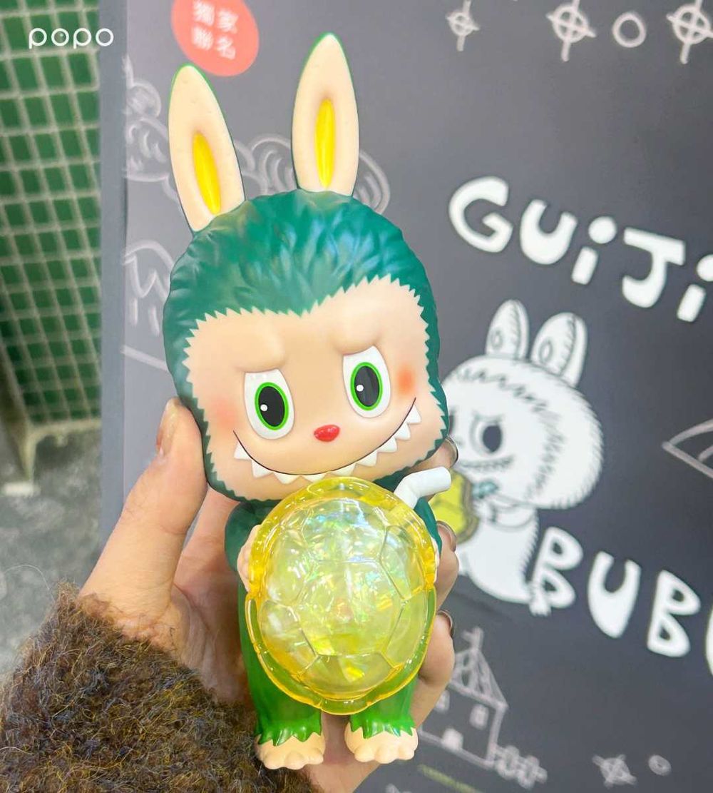 龜記跟泡泡瑪特LABUBU聯名了！抱龜殼LABUBU外帶杯、貼紙萌翻必收藏，還有限定公仔要買！-6
