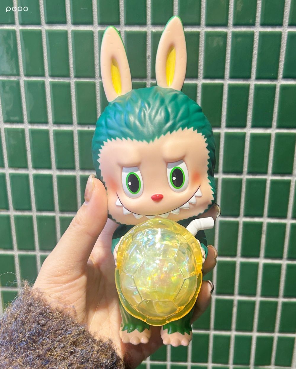 龜記跟泡泡瑪特LABUBU聯名了！抱龜殼LABUBU外帶杯、貼紙萌翻必收藏，還有限定公仔要買！-10