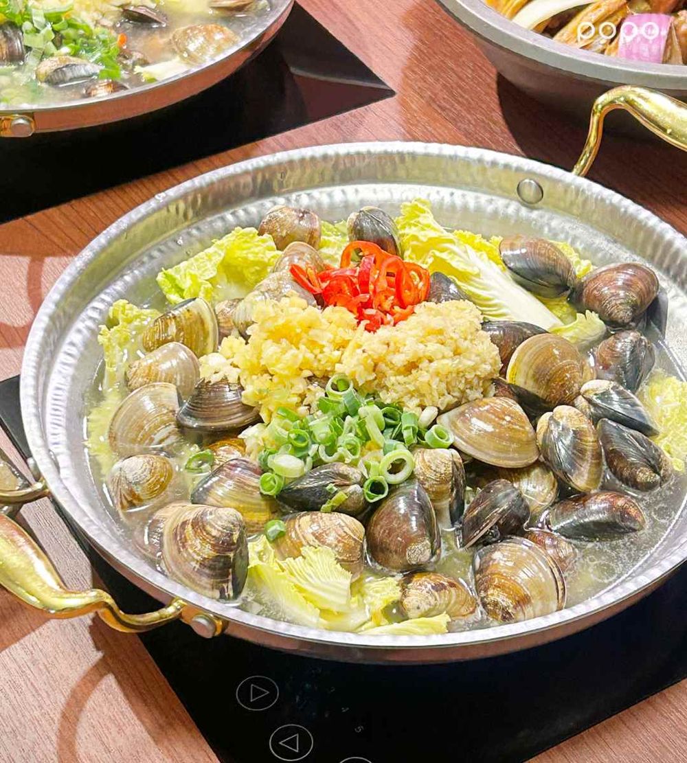 2026台北必吃港式火鍋推薦！「如嫦卜卜蜆．港式雞煲」超鮮甜蒜頭蛤蜊鍋、鹹蛋黃蘿蔔糕必點一次看！-11