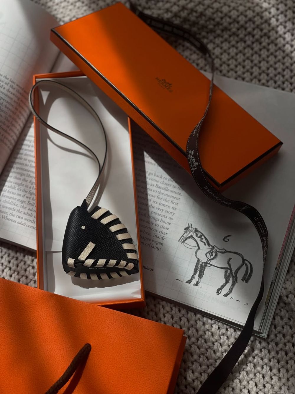 輕鬆成為養馬人～2026八款精品小馬吊飾盤點！愛馬仕價格意外可愛、「這款」竟然千元收！？-6