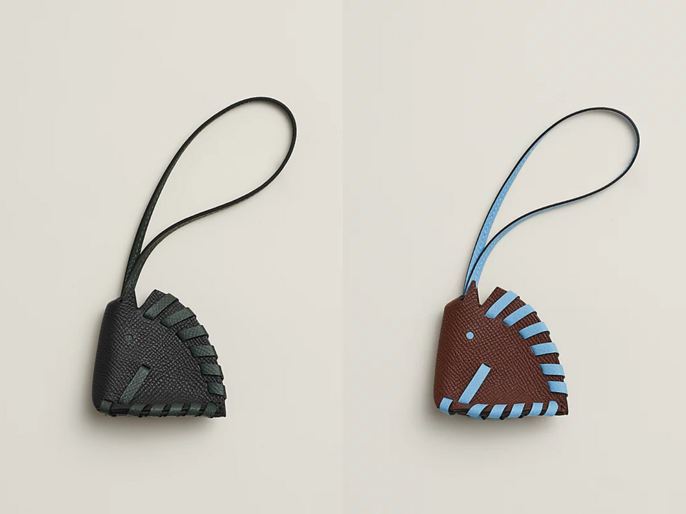 輕鬆成為養馬人～2026八款精品小馬吊飾盤點！愛馬仕價格意外可愛、「這款」竟然千元收！？-7