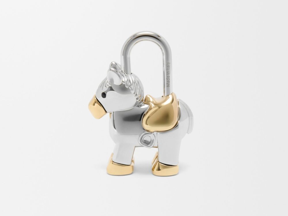 輕鬆成為養馬人～2026八款精品小馬吊飾盤點！愛馬仕價格意外可愛、「這款」竟然千元收！？-12