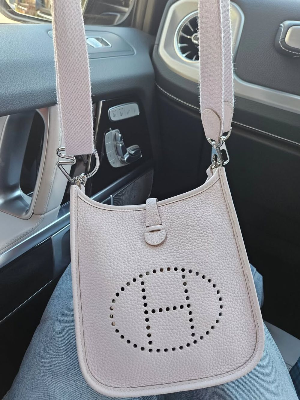 輕鬆成為養馬人～2026八款精品小馬吊飾盤點！愛馬仕價格意外可愛、「這款」竟然千元收！？-9